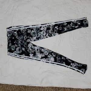 FREE w/$25 Leggings Flowers sz S Floral